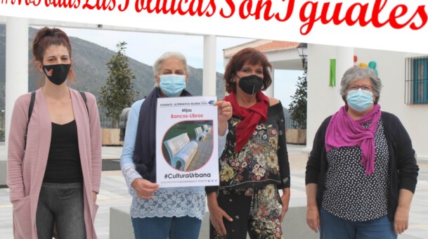 Solicitamos instalación de bancos con forma de libro en el municipio.